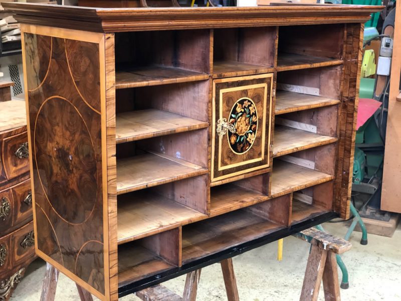 Restauration d'un anglais marqueté P. Gabriel ébéniste d'art