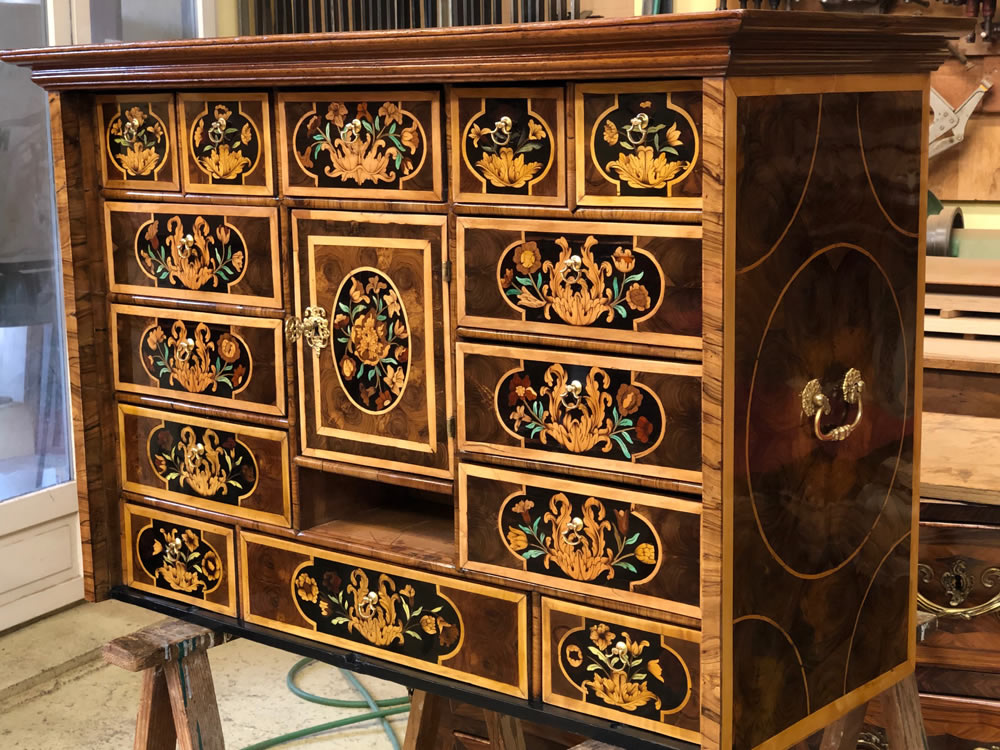 Cabinet anglais ancien avec marqueterie florale