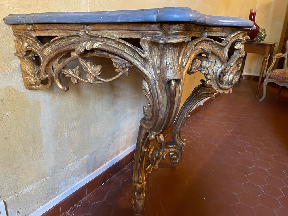 Console Louis XV en bois doré après restauration