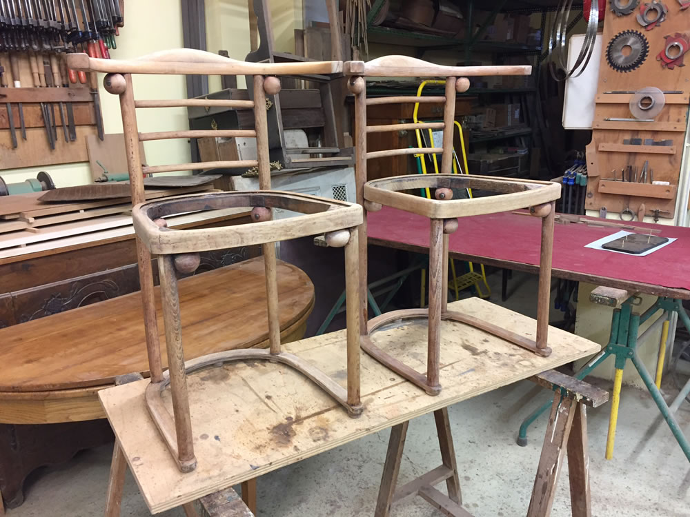 Réparation et ponçage de fauteuils bistrot vintage